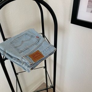 NWOT Levi’s Light Wash Distressed Straight Jeans